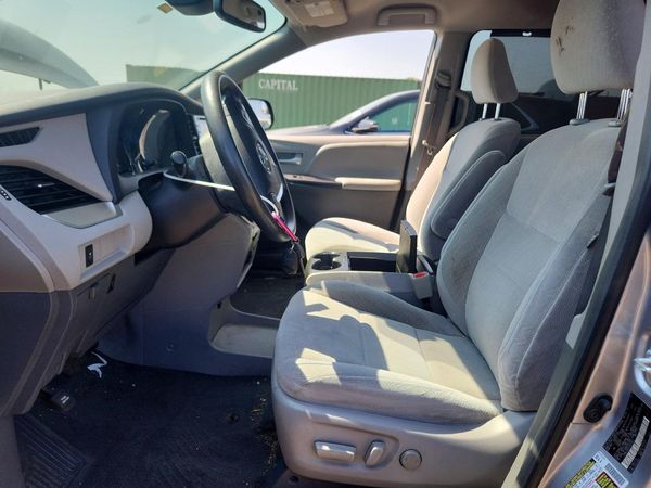2018 TOYOTA SIENNA LE