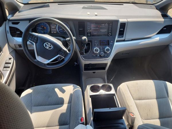 2018 TOYOTA SIENNA LE