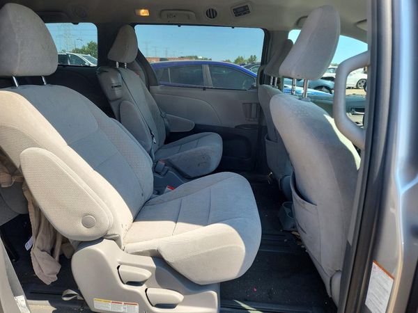 2018 TOYOTA SIENNA LE