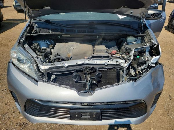 2018 TOYOTA SIENNA LE