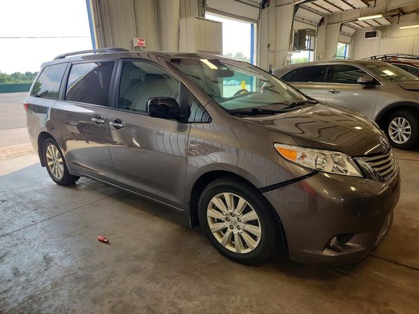 2017 TOYOTA SIENNA