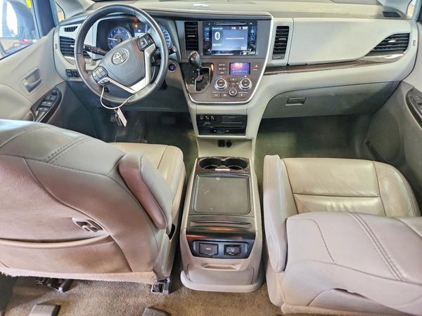 2017 TOYOTA SIENNA