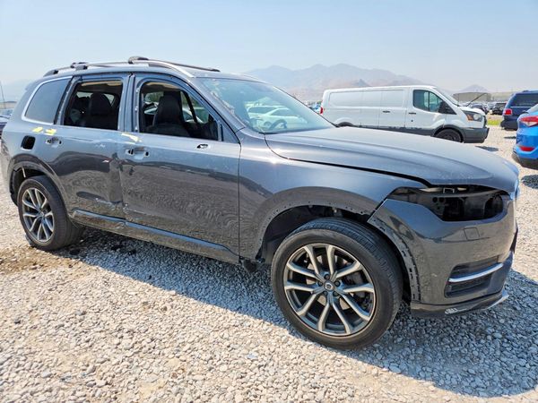 2017 VOLVO XC90 Momentum