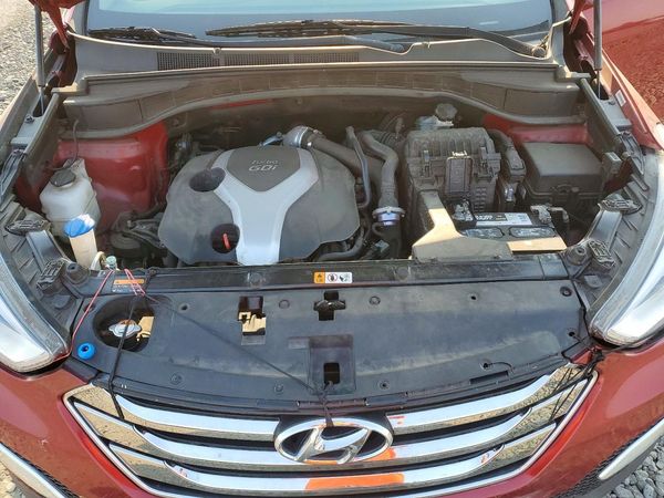 2014 HYUNDAI SANTA FE GLS — Engine bay