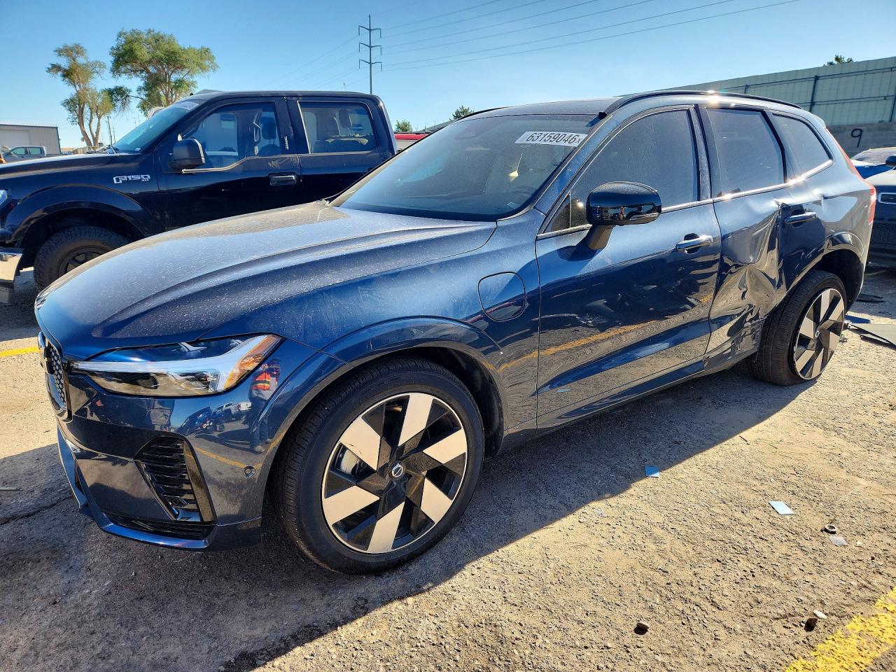 2024 VOLVO XC60 Plus Dark — Front 3/4