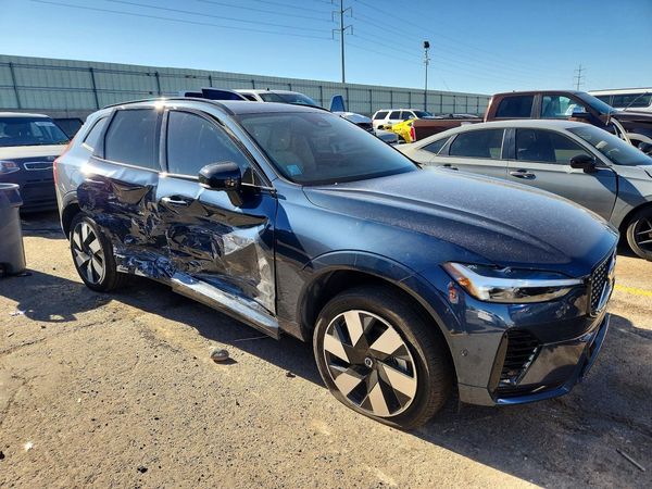 2024 VOLVO XC60 Plus Dark — Passenger 3/4