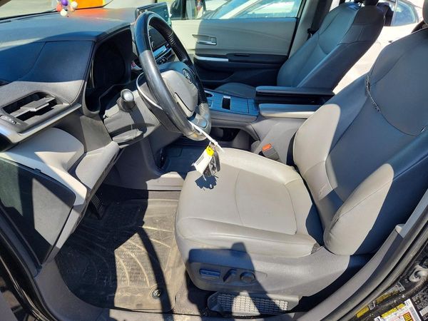 2021 TOYOTA SIENNA XLE