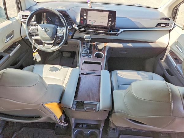 2021 TOYOTA SIENNA XLE