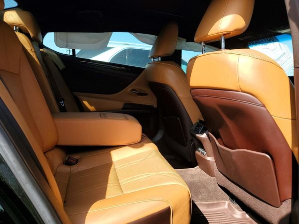 2019 LEXUS ES
