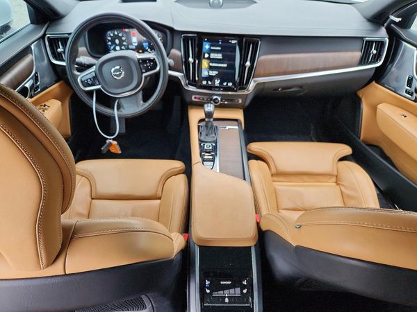 2021 VOLVO S90