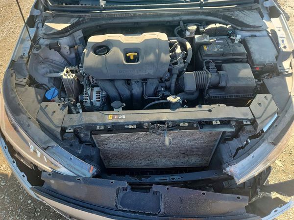 2020 HYUNDAI ELANTRA — Engine bay
