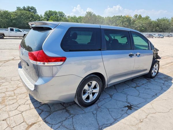 2013 TOYOTA SIENNA