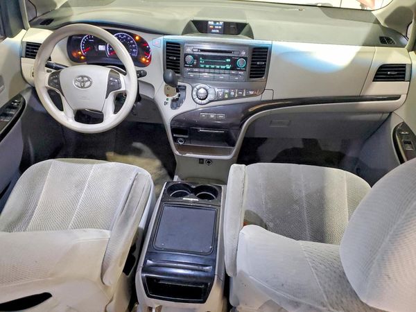 2014 TOYOTA SIENNA
