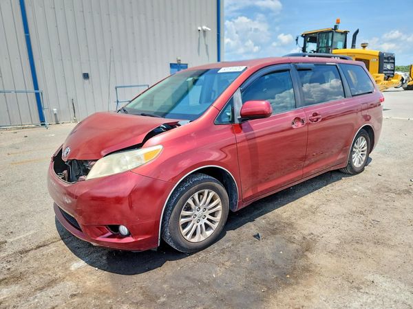 2012 TOYOTA SIENNA