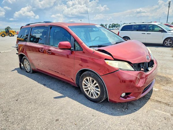 2012 TOYOTA SIENNA