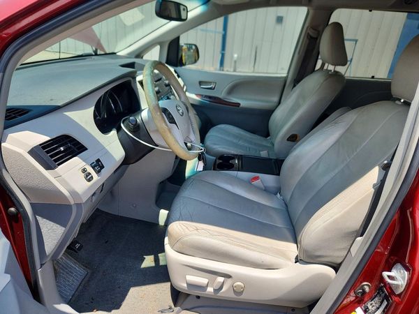 2012 TOYOTA SIENNA