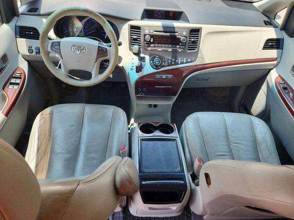 2012 TOYOTA SIENNA