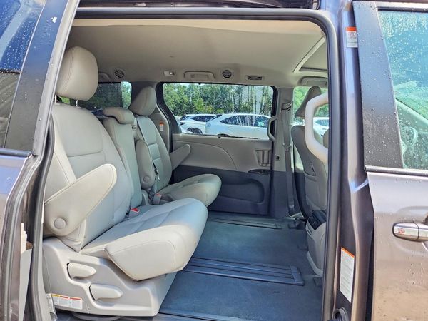 2020 TOYOTA SIENNA Q grade