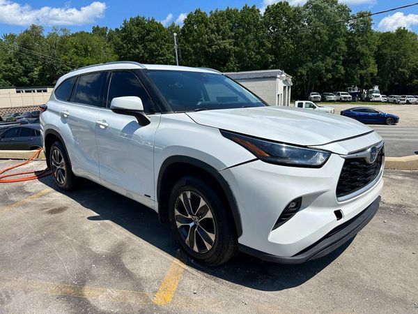 2022 TOYOTA HIGHLANDER XLE
