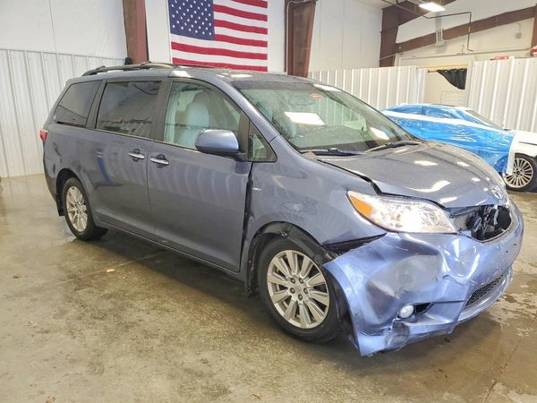 2017 TOYOTA SIENNA