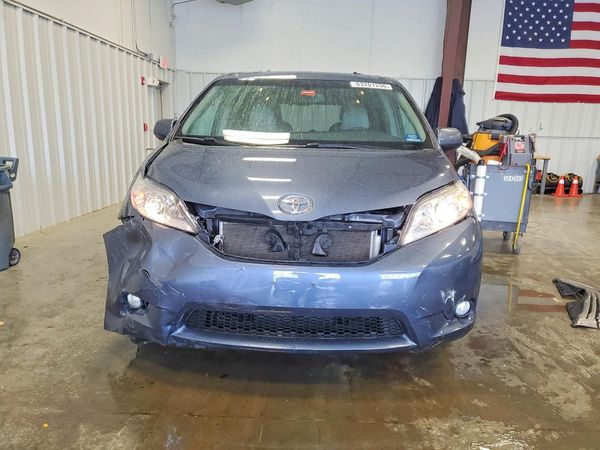 2017 TOYOTA SIENNA