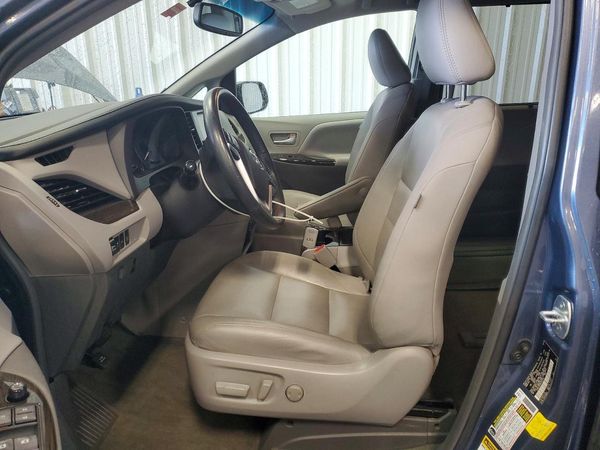 2017 TOYOTA SIENNA