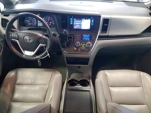 2017 TOYOTA SIENNA