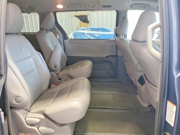 2017 TOYOTA SIENNA