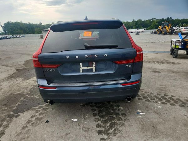 2021 VOLVO XC60 Momentum