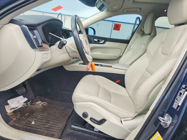 2021 VOLVO XC60 Momentum