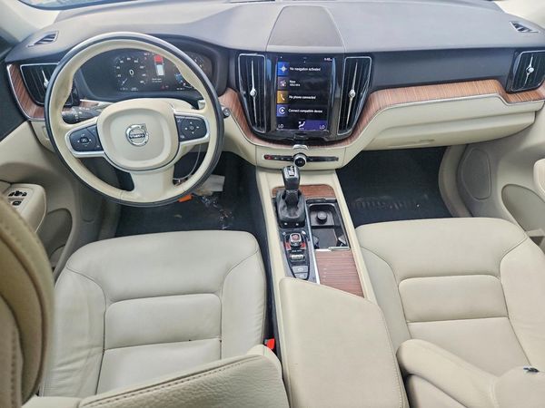 2021 VOLVO XC60 Momentum