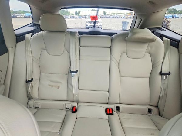 2021 VOLVO XC60 Momentum