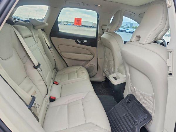2021 VOLVO XC60 Momentum