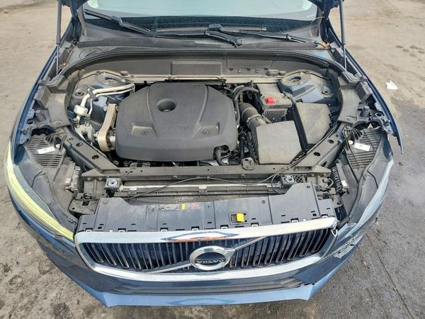2021 VOLVO XC60 Momentum
