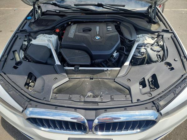 2019 BMW 530 xDrive — Engine bay