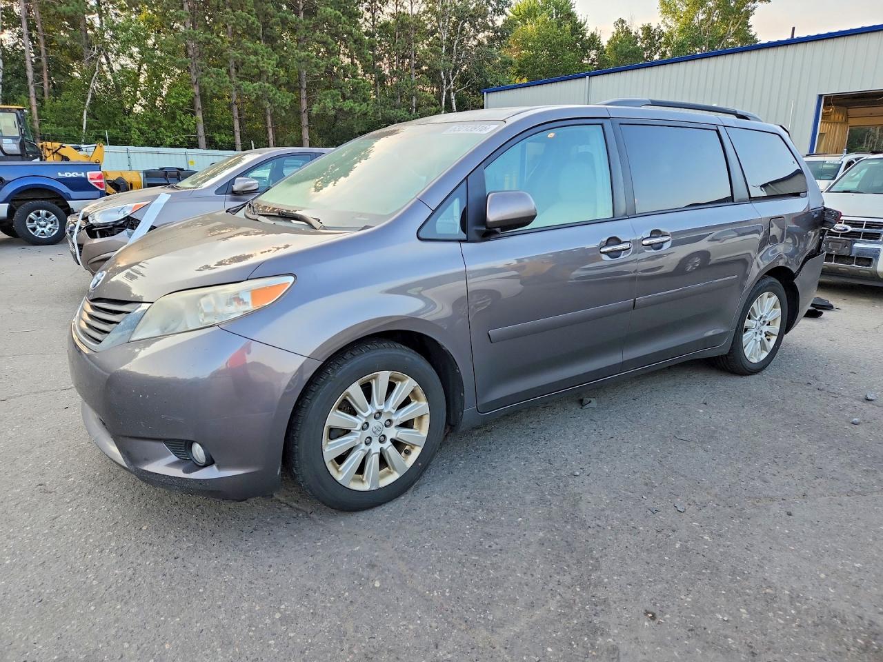 2013 TOYOTA SIENNA