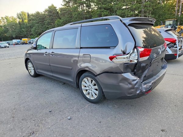 2013 TOYOTA SIENNA