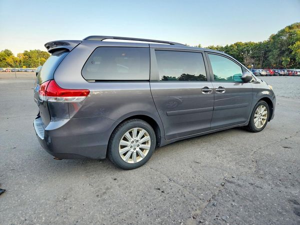 2013 TOYOTA SIENNA