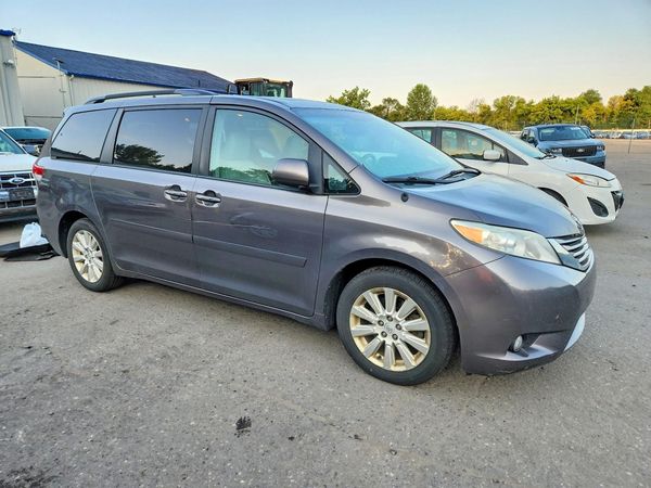 2013 TOYOTA SIENNA