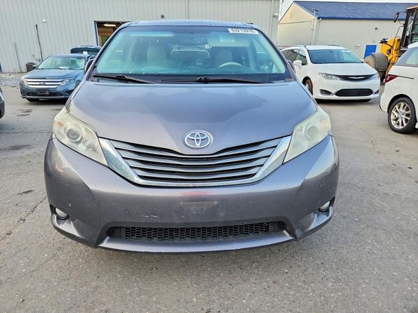 2013 TOYOTA SIENNA