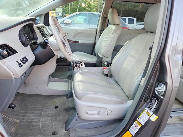 2013 TOYOTA SIENNA