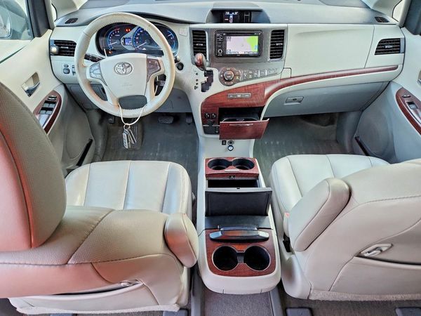 2013 TOYOTA SIENNA