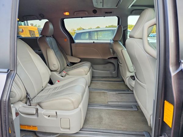2013 TOYOTA SIENNA