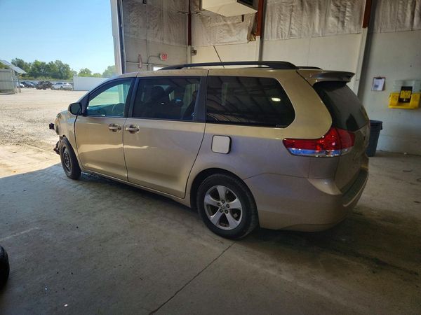 2014 TOYOTA SIENNA