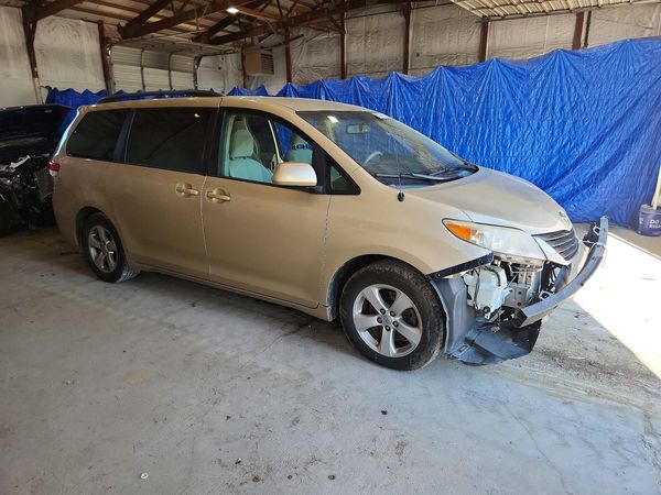 2014 TOYOTA SIENNA