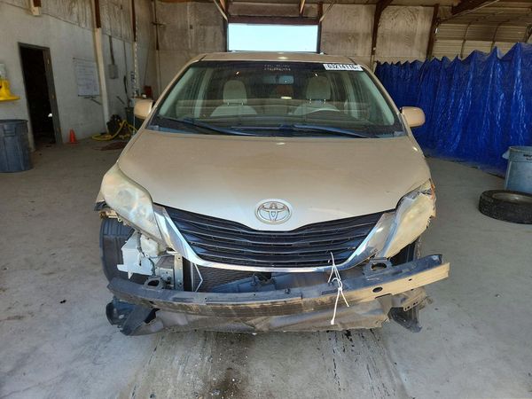 2014 TOYOTA SIENNA