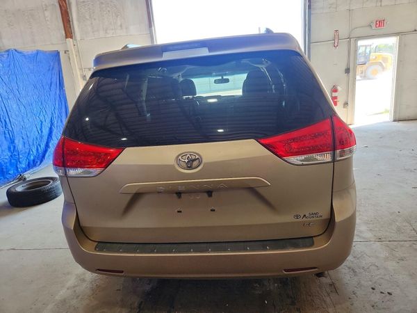 2014 TOYOTA SIENNA