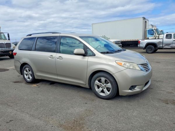 2016 TOYOTA SIENNA