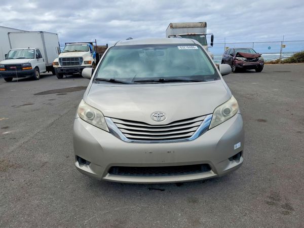 2016 TOYOTA SIENNA