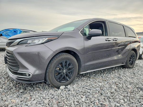 2022 TOYOTA SIENNA XLE
